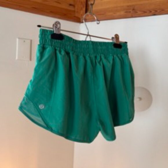 lululemon - Size 6 - Hotty Hot Low-Rise Lined Short 2.5" - Picture 4 of 5